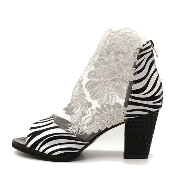 ๐ฃTMBU Black & White Zebra Print Lace Pumps - Picture 5 of 11